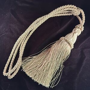 Drapery/Curtain Tie-Back/Tassel. Light Gold. 25”. Like-new.